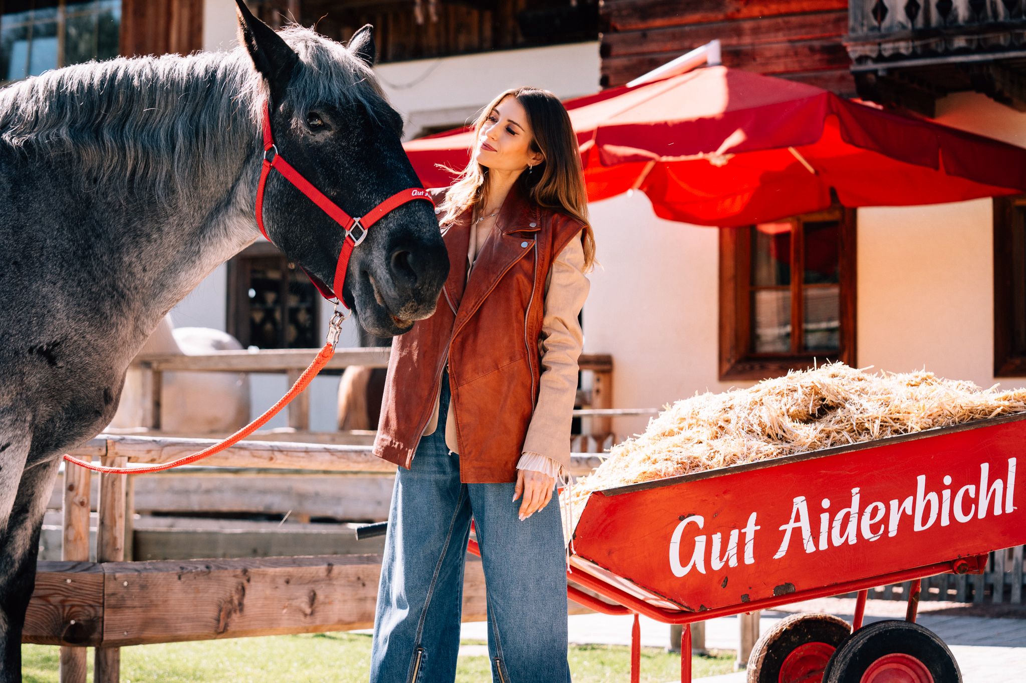© Georg Kritsch_ Cathy Hummels übernimmt eine Patenschaft für Namensvetterin Kathi. Cathy Hummels übernimmt eine Patenschaft für Pferd Kathi auf Gut Aiderbichl. Foto: Copyright Georg Kritsch