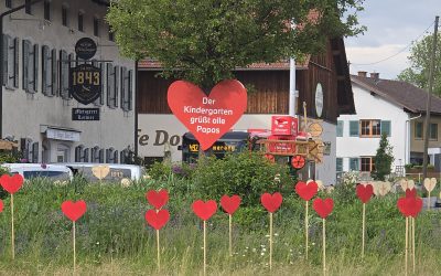 Kindergartenkinder in Prutting senden liebevollen Vatertagsgruß vom Kreisverkehr aus