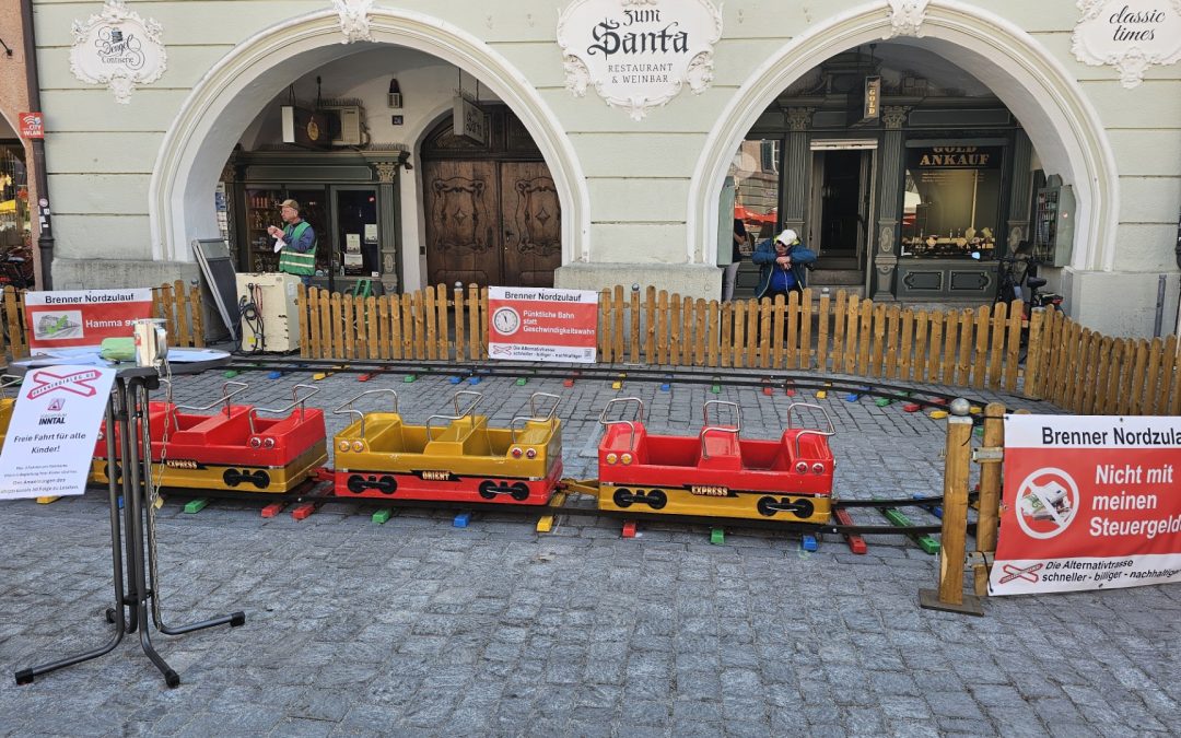 Protestaktion zum Brenner-Nordzulauf: Miniatur-Bahn auf dem Max-Josefs-Platz