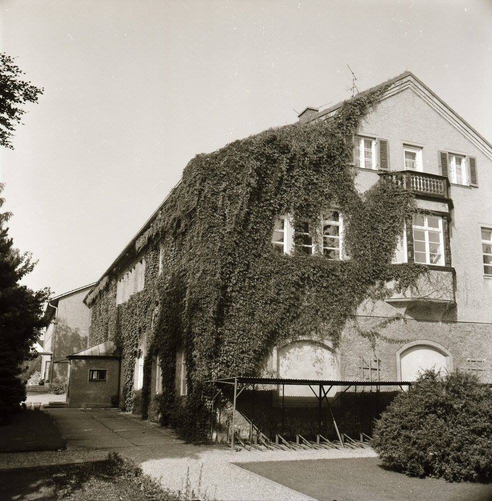 463970507_8612625565450346_1302919244509373572_n Städtische Mädchenrealschule Rosenheim im Jahr 1976. Foto: Archiv Herbert Borrmann - Krämer