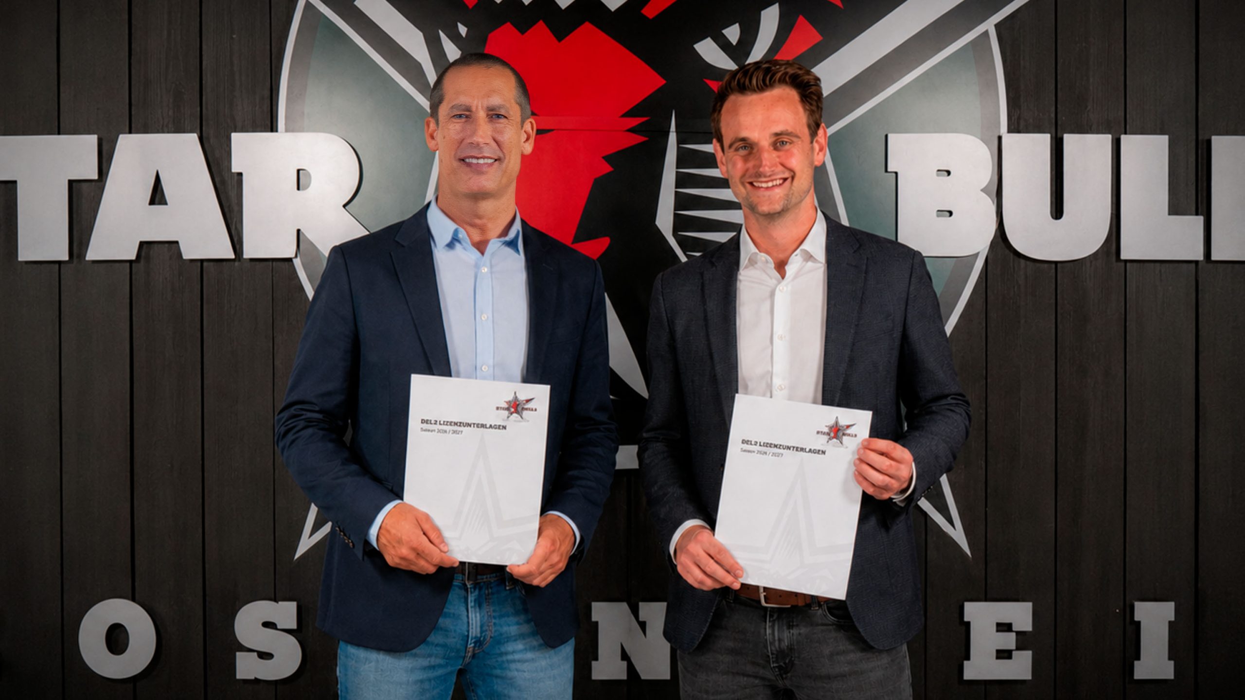 Abgabe Lizenzunterlagen von links: Christoph Sandner, Geschäftsführer SBR Spielbetriebs GmbH & Co. KG und Darwin Kuhn, Prokurist und Leitung Sponsoring SBR Spielbetriebs GmbH & Co. KG Foto: Copyright: Christoph Sinzinger