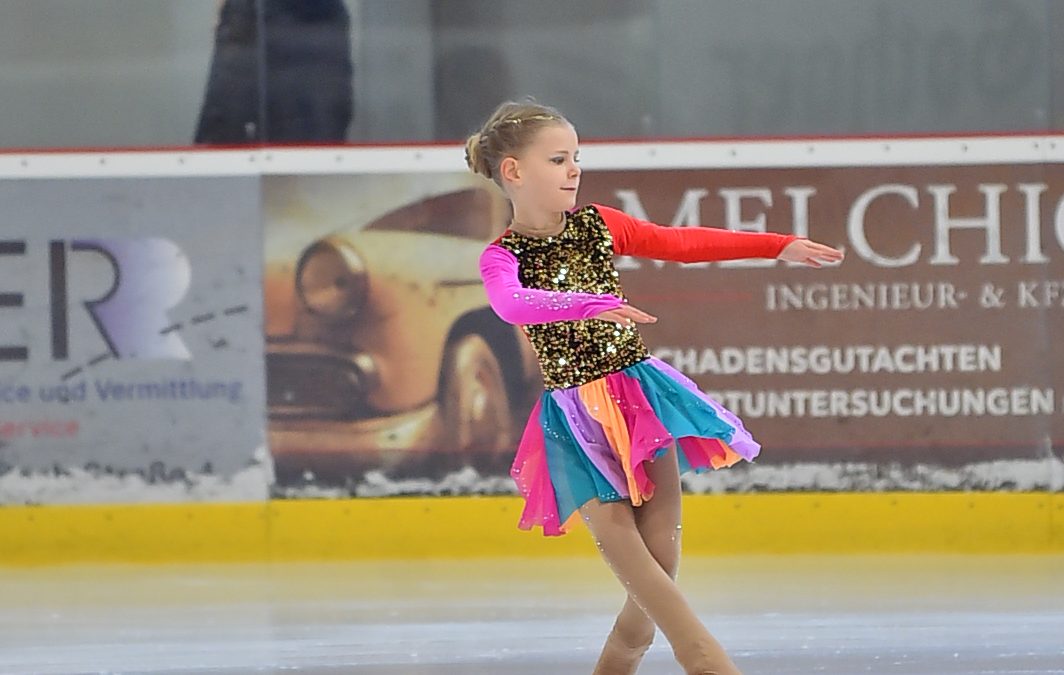 Eiskunstlauf: Schattdecor Pokal in Rosenheim – EV Rosenheim mit 20 Podestplätzen beim Saisonfinale