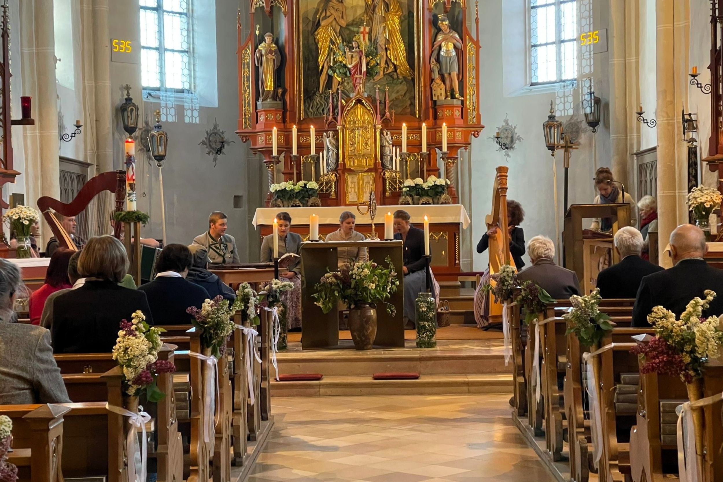 Alpenländische Maiandacht in Kammer Mehrere hochkarätige Gruppen haben die Alpenländische Maiandacht des GTEV Eschenwald Rettenbach in der Pfarrkirche Kammer begleitet. Foto: Hubert Hobmaier