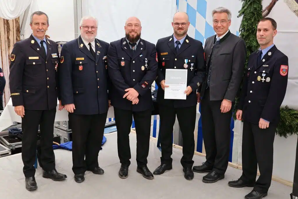 Bayerisches-Feuerwehr-Ehrenkreuz-in-Silber-2000-1024x682 Er wusste nichts, bis er auf die Bühne gebeten wurde. Seine Kameraden hatten ihn vorgeschlagen und so wurde Franz Aichinger für seine langjährigen und außergewöhnlichen Leistungen für die Feuerwehr Pfraundorf mit dem Bayerischen Feuerwehr Ehrenkreuz in Silber geehrt. (von links) Kreisbrandrat Richard Schrank, Dr. Rüdiger Sobotta vom Bezirksfeuerwehrverband Oberbayern, der Kommandant der Feuerwehr Pfraundorf Stefan Schröttinger, Franz Aichinger, Landrat Otto Lederer und Georg Reinthaler, der Bürgermeister von Eiselfing. Foto: Landratsamt Rosenheim