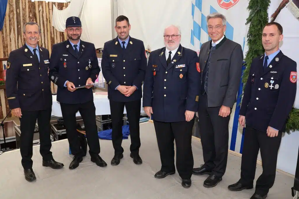 Ehrennadel-der-Jugendfeuerwehr-Oberbayern-in-Silber-2000-1024x682 Für seine vorbildliche und langjährige Jugendarbeit bei seiner Heimatfeuerwehr in Bruckmühl, aber auch auf Landkreisebene, wurde Matthias Stuckenberger mit der Ehrennadel der Jugendfeuerwehr Oberbayern in Silber geehrt. (von links) Kreisbrandrat Richard Schrank, Matthias Stuckenberger, Kreisjugendfeuerwehrwart Marco Polster, der Vorsitzende vom Bezirksfeuerwehrverband Oberbayern Dr. Rüdiger Sobotta, Landrat Otto Lederer und Eiselfings Bürgermeister Georg Reinthaler. Foto: Landratsamt Rosenheim