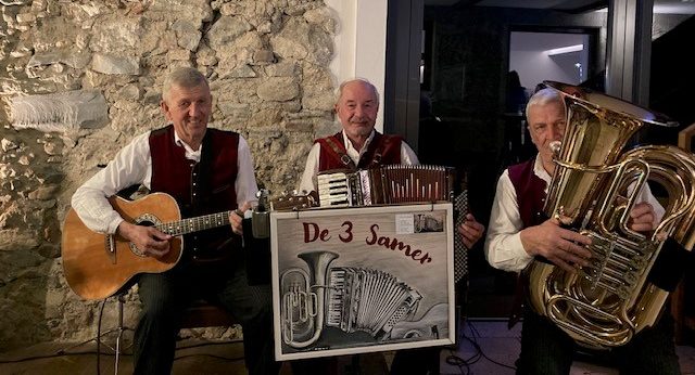 Volksmusik im Brunnenhof: „De 3 Samer“ bringen alpenländische Klänge nach Bad Aibling