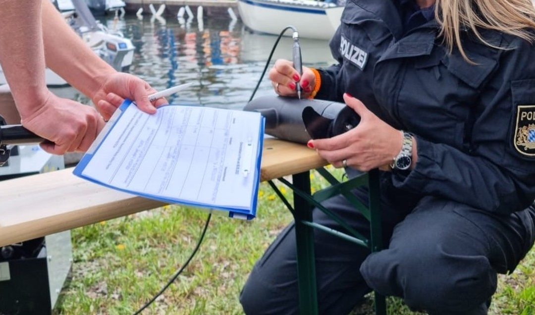Wasserschutzpolizei bietet kostenlose Gravieraktion am Chiemsee an