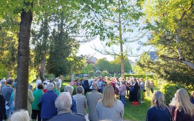 Premiere im Rosenheimer Riedergarten: Erste gemeinsame Maiandacht der Stadtkirche Rosenheim