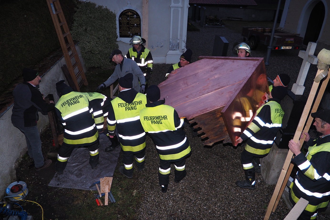 IMG-20260519-WA0001 Stark verwurzelt in Westerndorf bei Pang: Die Löschgruppe wird 100 Jahre alt und feiert das Jubiläum am 30. Mai 2026. Unser Foto zeigt einen Teil der Löschgruppe bei Vorbereitungen für das 350. Jubiläum der Rundkirche im Jahr 2018. Foto: Clopyright Aerzbäck