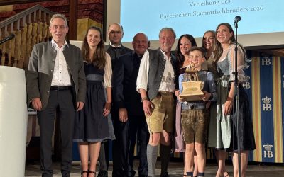 Gasthof Hirzinger aus Riedering als „Bayerischer Stammtischbruder 2026“ ausgezeichnet