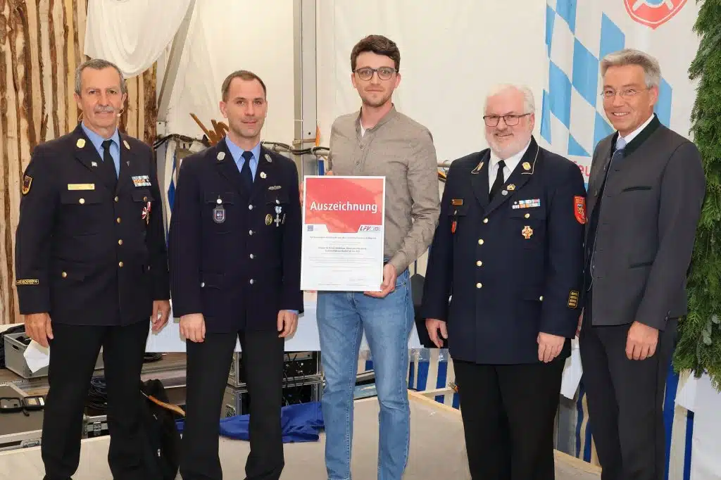 Partner-der-Feuerwehren-Huber-Sohn-Eiselfing-2000-1024x682 Die Freistellung von Mitarbeitenden für die Einsätze und Übungen der Feuerwehren ist für die Eiselfinger Firma Huber & Sohn GmbH 6 Co. KG selbstverständlich. Zum Dank gab es eine Urkunde und das Unternehmen darf sich nun Partner der Feuerwehren nennen. (von links) Kreisbrandrat Richard Schrank, Eiselfings Bürgermeister Georg Reinthaler, Vinzent Huber, der Vorsitzende vom Bezirksfeuerwehrverband Oberbayern Dr. Rüdiger Sobotta und Landrat Otto Lederer. Foto: Landratsamt Rosenheim