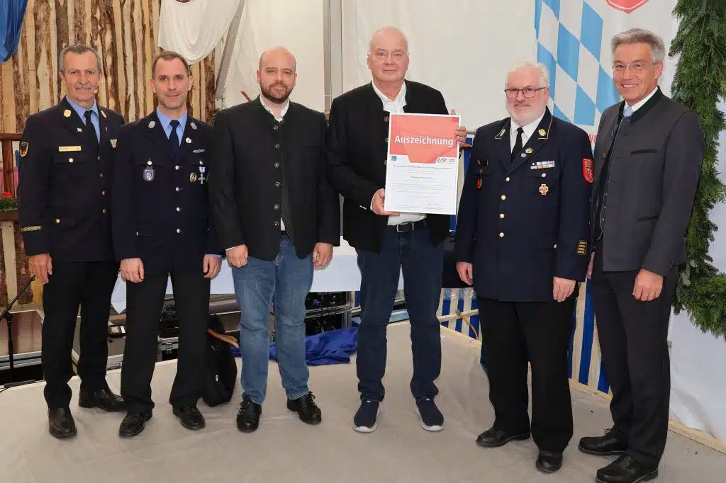 Partner-der-Feuerwehren-phoenix-Brandschutz-Kolbermoor-2000-1024x682 Für ihre überdurchschnittliche und engagierte Unterstützung des Ehrenamts der Freiwilligen Feuerwehren wurde das Kolbermoorer Unternehmen phoenix Brandschutz geehrt. Das Unternehmen und die Feuerwehren arbeiten seit Jahrzehnten zusammen. (von links) Kreisbrandrat Richard Schrank, der Bürgermeister von Eiselfing Georg Reinthaler, Florian und Helmut Bergmaier, Dr. Rüdiger Sobotta vom Bezirksverband Oberbayern und Landrat Otto Lederer. Foto: Landratsamt Rosenheim