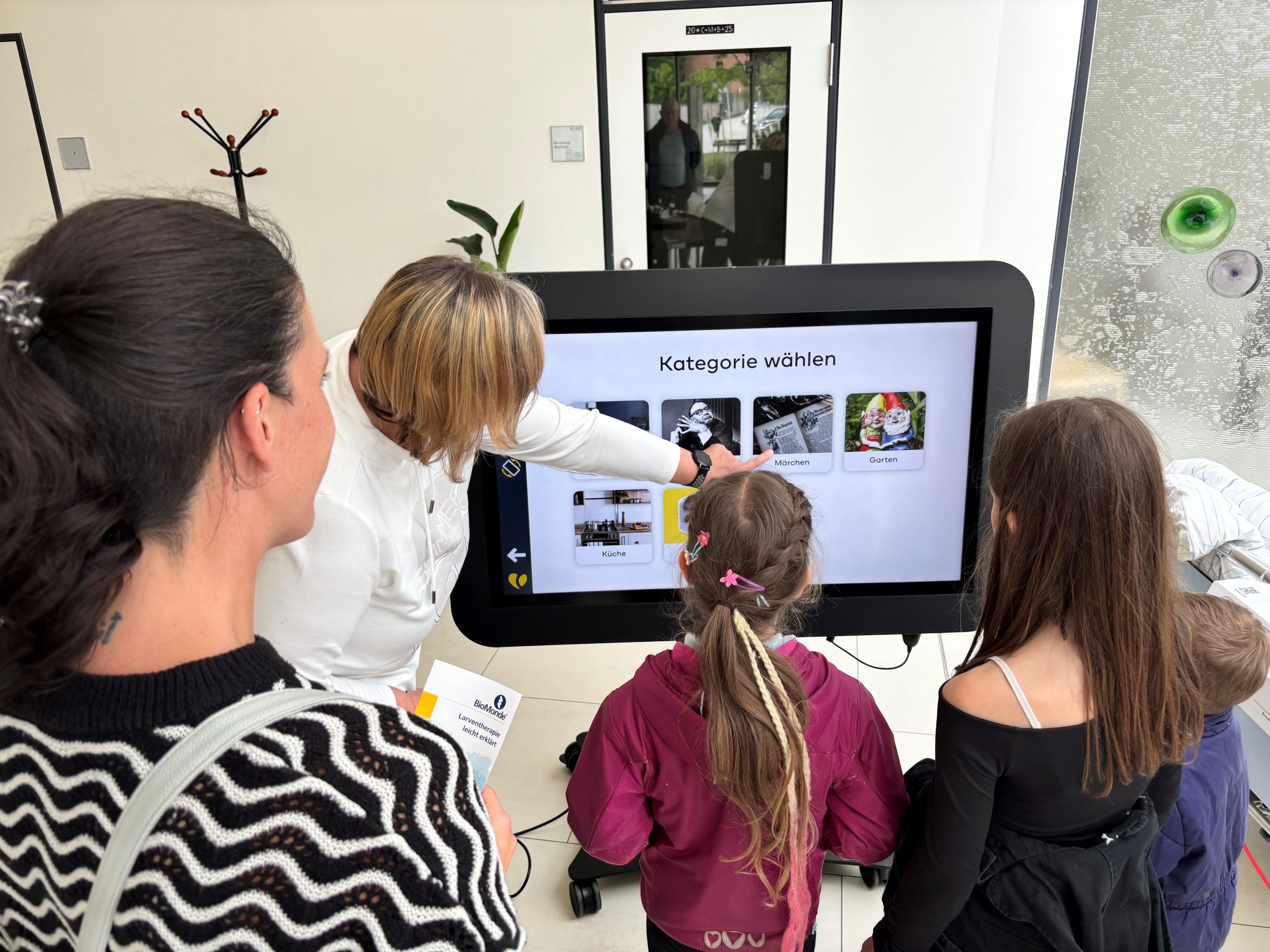 Presse_PD_WAS_Care-Table_PM Am Aktionsstand der Altersmedizin konnten große und kleine Besucher den „CareTable“ zur Beschäftigungstherapie testen. Copyright RoMed Kliniken