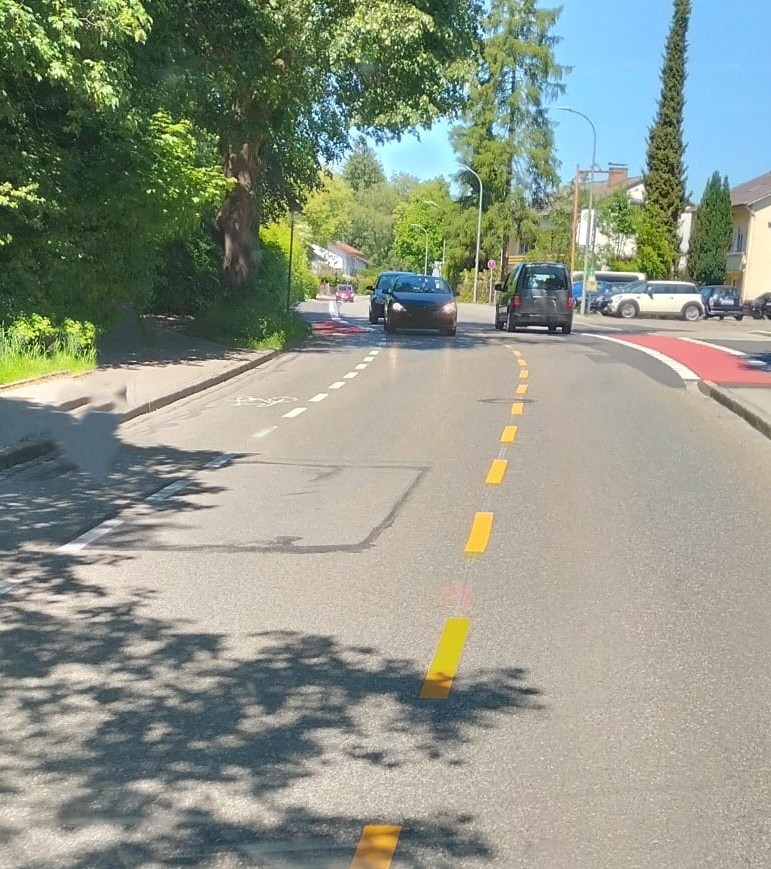 Radweg Ebersberg 2026 Radweg in der Rosenheimer Ebersbergerstraße mit gelber Linie. Foto: Innpuls.me