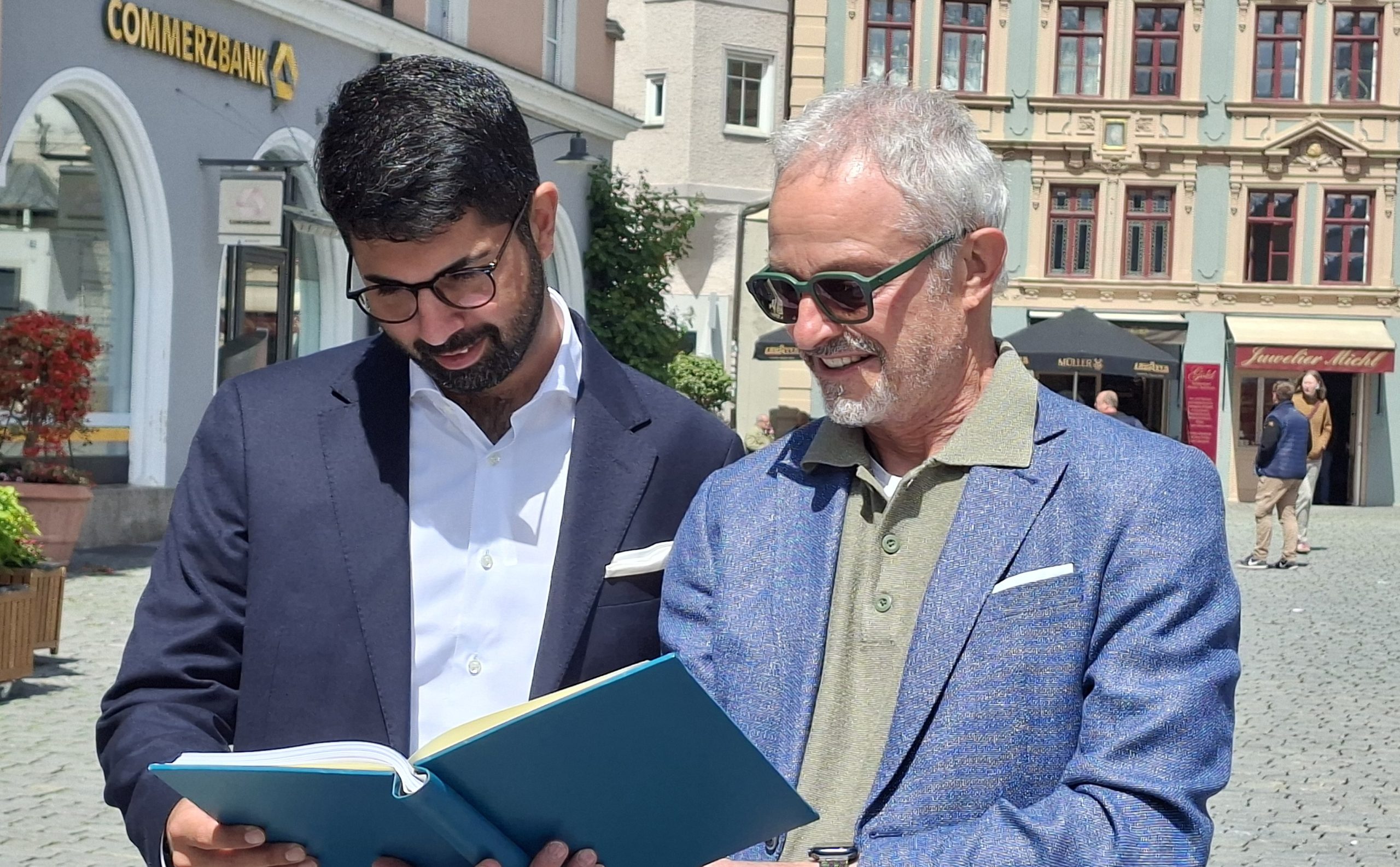 Stadtspiel Rosenheim 2026 Übergabe des Drehbuchs für das Stadtspiel 2026 an Rosenheims Oberbürgermeister Abuzar Erdogan Foto: Karin Wunsam