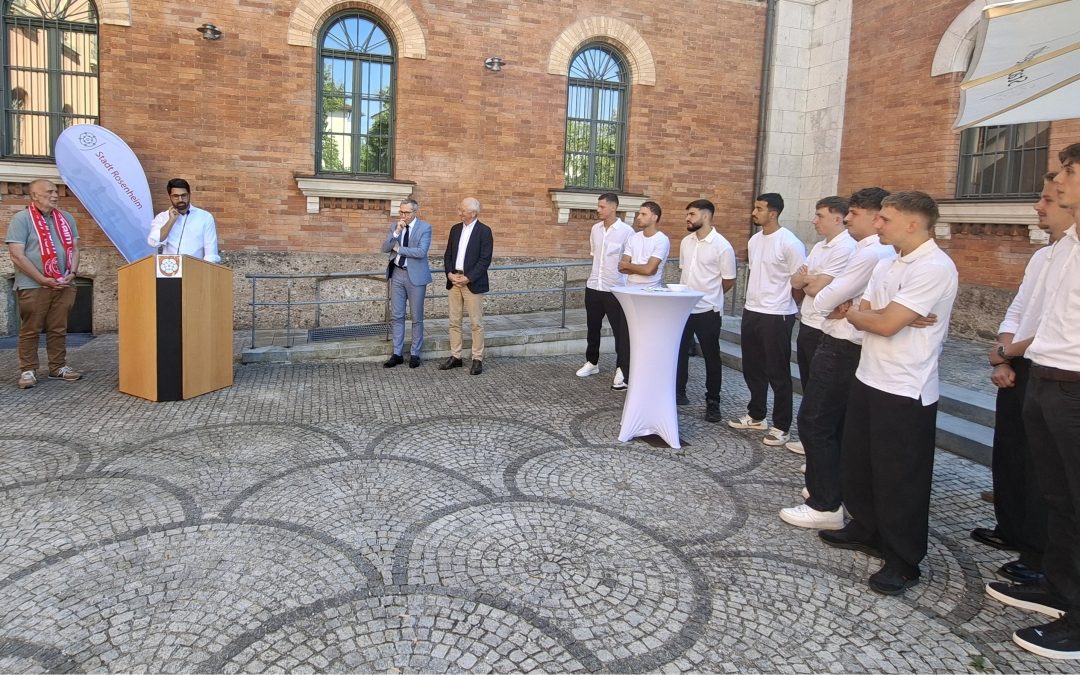 „Es geht wieder bergauf“ – Aufstiegsmannschaft des TSV 1860 Rosenheim am Rathaus empfangen