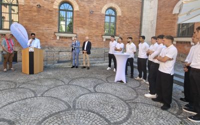 „Es geht wieder bergauf“ – Aufstiegsmannschaft des TSV 1860 Rosenheim am Rathaus empfangen