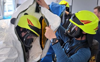 Feuerwehrausbildung auf dem Spielplatz: 24 neue CSA-Träger ausgebildet