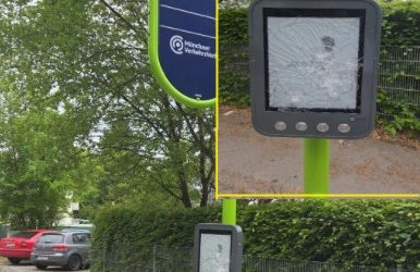 „Wir sind fassungslos“ – Neue Haltestellenanzeige in Rosenheim mutwillig zerstört