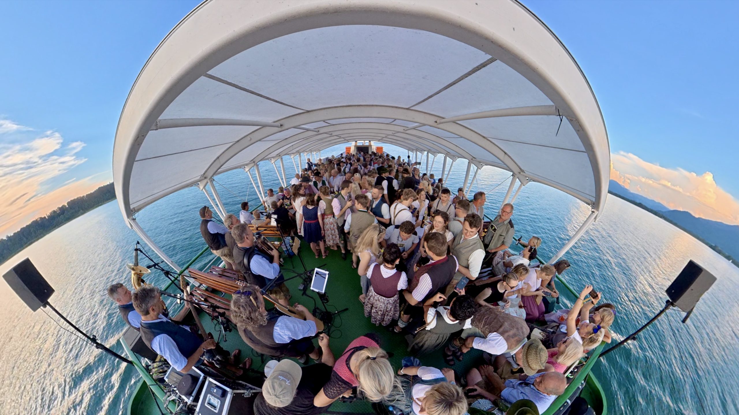 2026-06-19 Pressebild MS Oberkrain c-Markt Prien a. Chiemsee_S.Huber Premiere auf dem Bayerischen Meer: Ausgelassene Stimmung an Bord der „MS Oberkrain bis moderne Scheim“. Jung und Alt feiern gemeinsam, tanzen zu den Klängen der Live-Musik und lassen sich von der einzigartigen Kulisse des Chiemsees verzaubern. Copyright Markt Prien a. Chiemsee