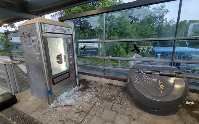 Warenautomat am Bahnhof Gräfelfing aufgebrochen – Tatverdächtige noch in Nähe gestellt