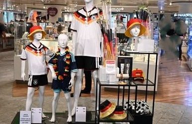 Fußball-WM startet – Einzelhandel in Rosenheim setzt schon auf Fanartikel