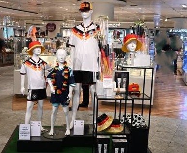 Fußball-WM startet – Einzelhandel in Rosenheim setzt schon auf Fanartikel