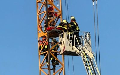 Feuerwehr Traunreut übt Menschenrettung von Baukran in 30 Metern Höhe