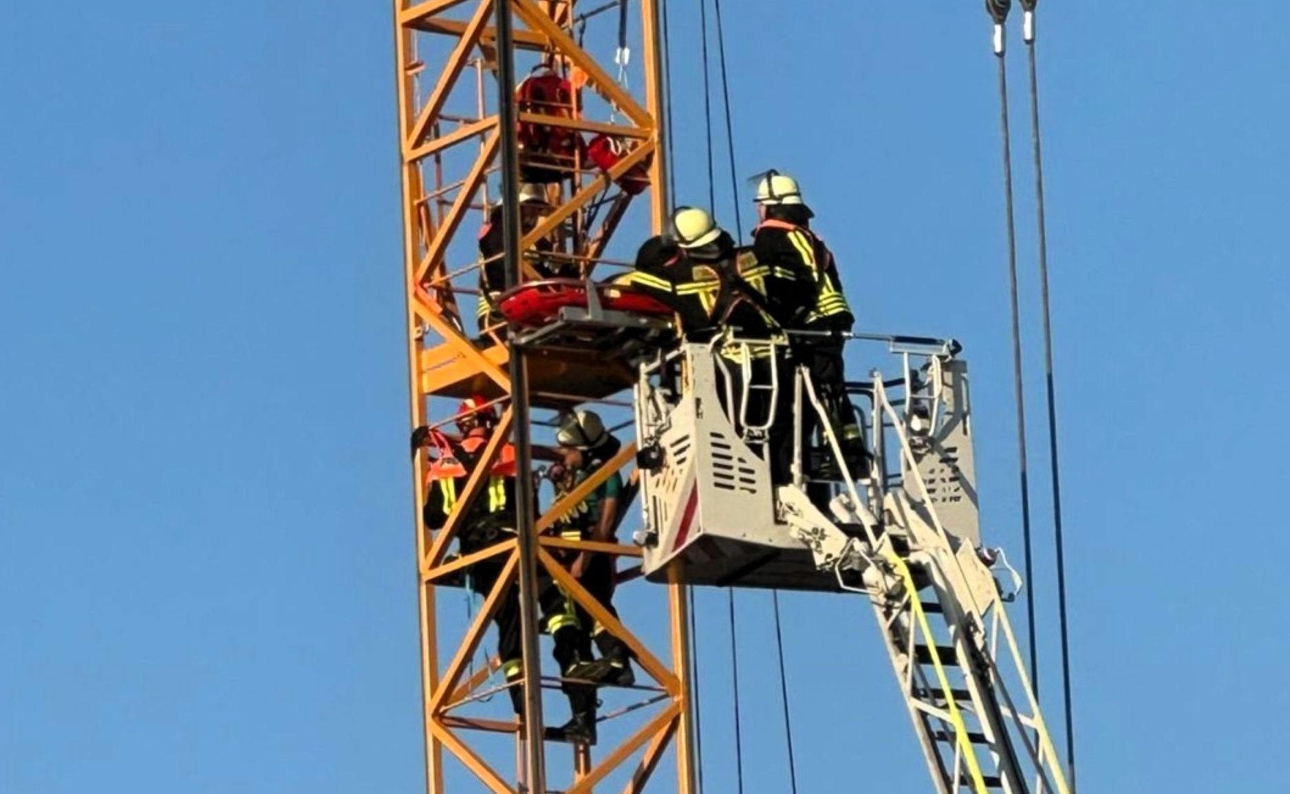 Arbeiten und Retten in rund 30 Meter Höhe Copyright Feuerwehr Traunstein
