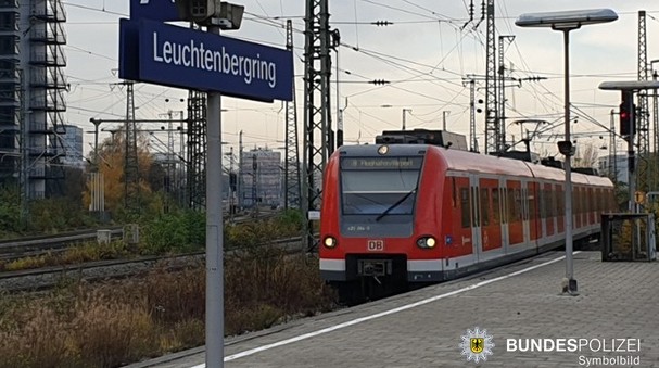 Mann greift Bahnmitarbeiter am Leuchtenbergring an