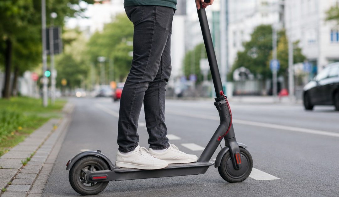 Zwei Jugendliche stürzen auf E-Scooter in Rosenheim