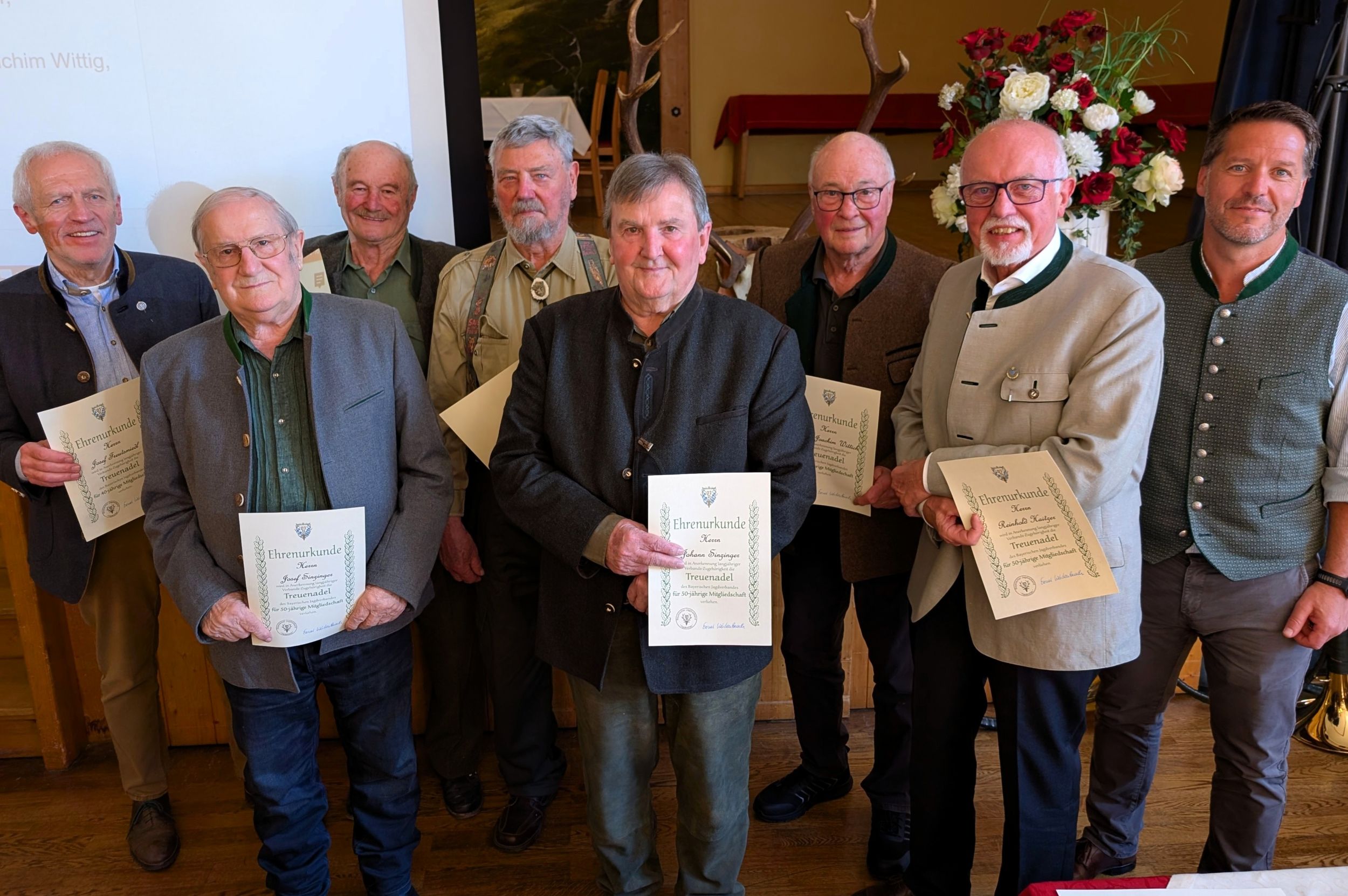 Ehrungen Bei der Versammlung der heimischen Jägerschaft wurden mehrere Mitglieder für ihre langjährige Treue geehrt. Von links nach rechts. Josef Freutsmiedl (40 Jahre), Josef Sinzinger (50 Jahre), Josef Öllinger (60 Jahre), Richard Schwab (50 Jahre), Johann Sinzinger (50 Jahre), Ernst-Joachim Willich (60 Jahre), Reinhold Haitzer (50 Jahre) und Schatzmeister Sebastian Meyer. Foto: Hubert Hobmaier