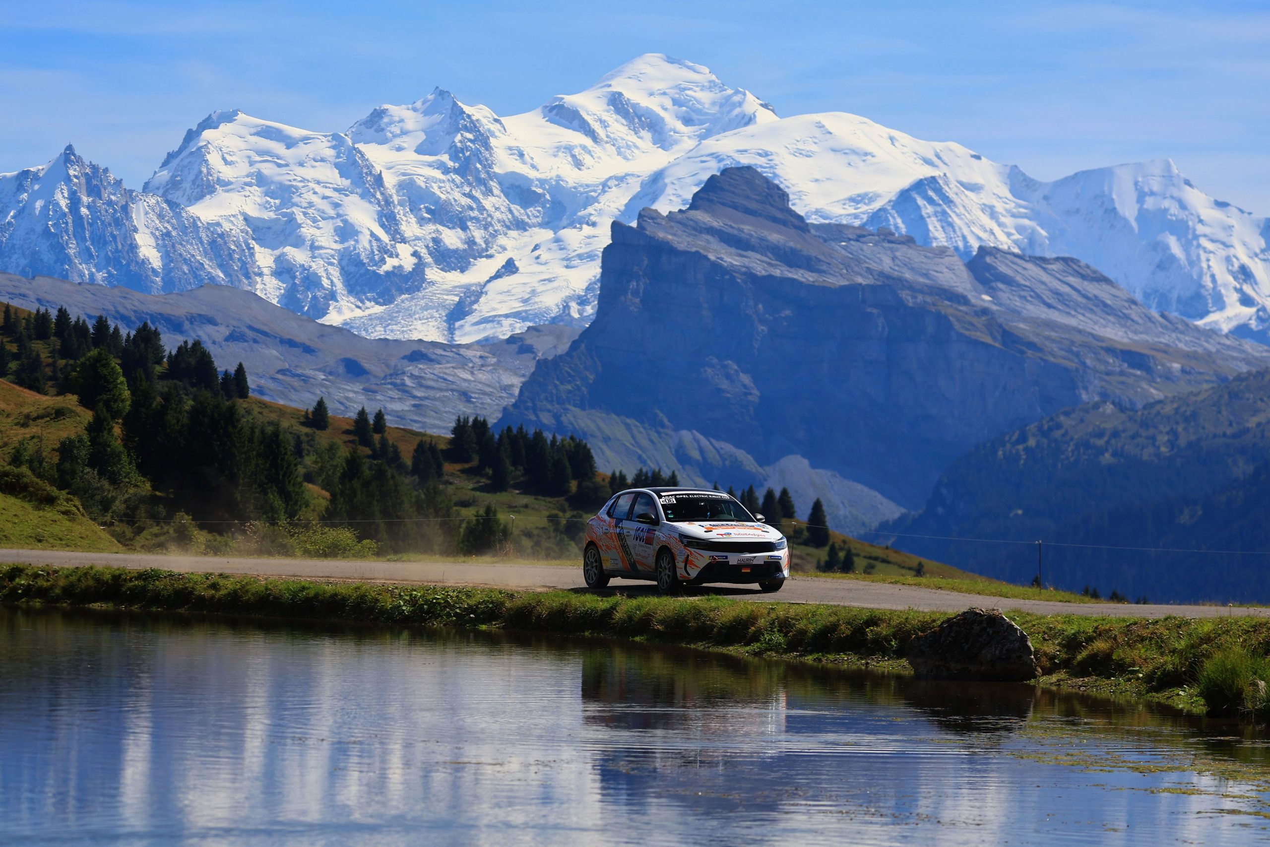 Foto_3_Mont_Blanc_Sa_25_by_Sascha Doerrenbaecher a Das vielleicht schönste Rallye-Foto der Welt: auf der Wertungsrpüfung über den "Col de Joux Plane" mit dem Mont Blanc im Hintergrund bei der "Rallye Mont Blanc 2025". Foto: Copyright Sacha Dörrenbächer