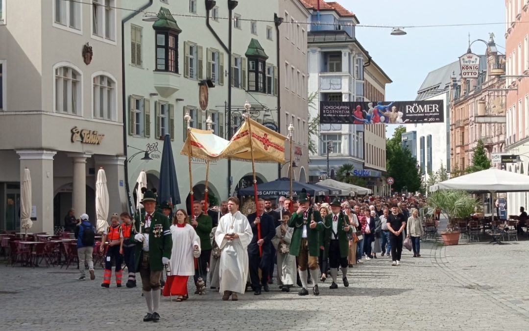 Fronleichnam in Rosenheim: Glauben sichtbar gemacht und Brücken gebaut