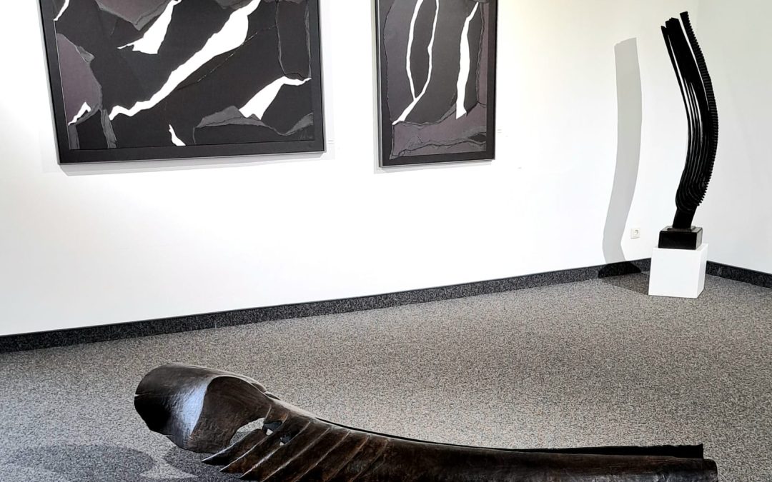 „Innen Aussen II“ in der Priener Galerie – Ausstellung mit Holz, Raum und Wirkung