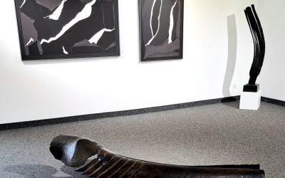 „Innen Aussen II“ in der Priener Galerie – Ausstellung mit Holz, Raum und Wirkung