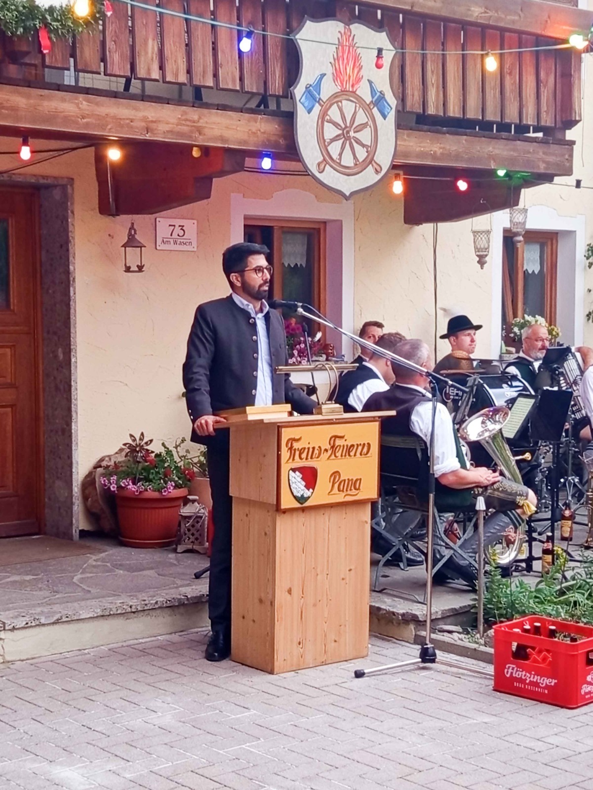 IMG-20260602-WA0003 Rosenheims Oberbürgermeister Abuzar Erdogan (SOD) überraschte damit, dass er selbst seit langen Jahren Mitglied der Feuerwehr Pang ist. Foto: aez