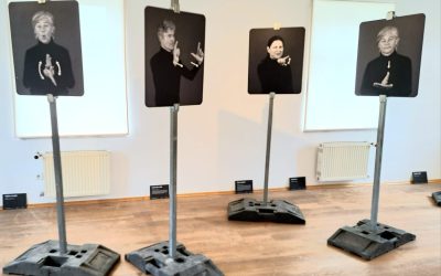 „Worte“ in der Galerie Bruckmühl: Kunst zwischen Zeichen, Sprache und Bedeutung