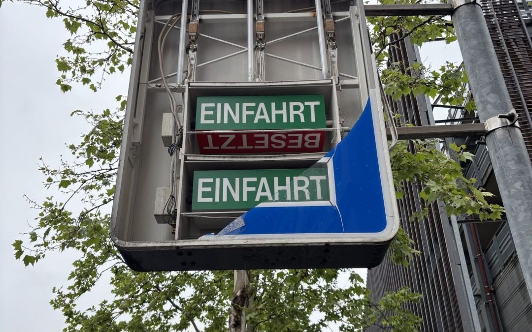 Parkhaus P4 in Rosenheim: Leuchthinweis beschädigt