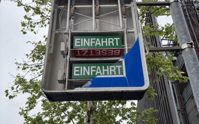 Parkhaus P4 in Rosenheim: Leuchthinweis beschädigt