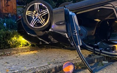 Auto überschlägt sich in Petting – Zwei Verletzte und hoher Sachschaden