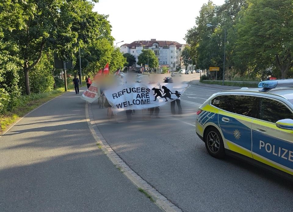 Kein Mensch ist illegal 1 Demozug vom CSU-Büro in den Salingarten. Foto: Copyright: Die Linke Kreisverband Rosenheim