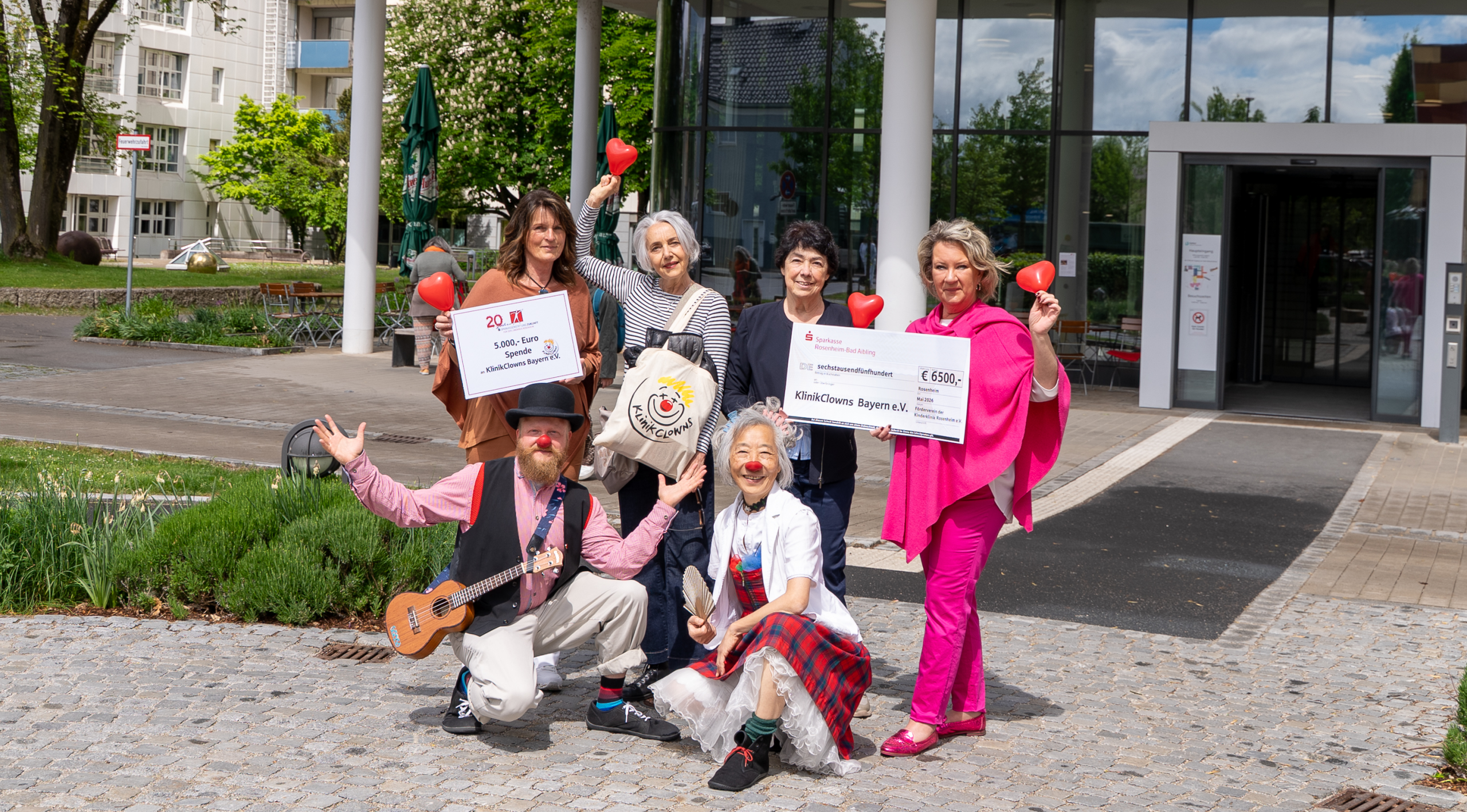 KlinikClowns von Links, Doris Räder, Andrea Andrade, Helene Lohner und Mihaela Hammer gemeinsam mit den beiden KlinikClowns Muck und Lulu. Copyright Sparkassenstiftungen Zukunft für die Stadt und für den Landkreis Rosenheim