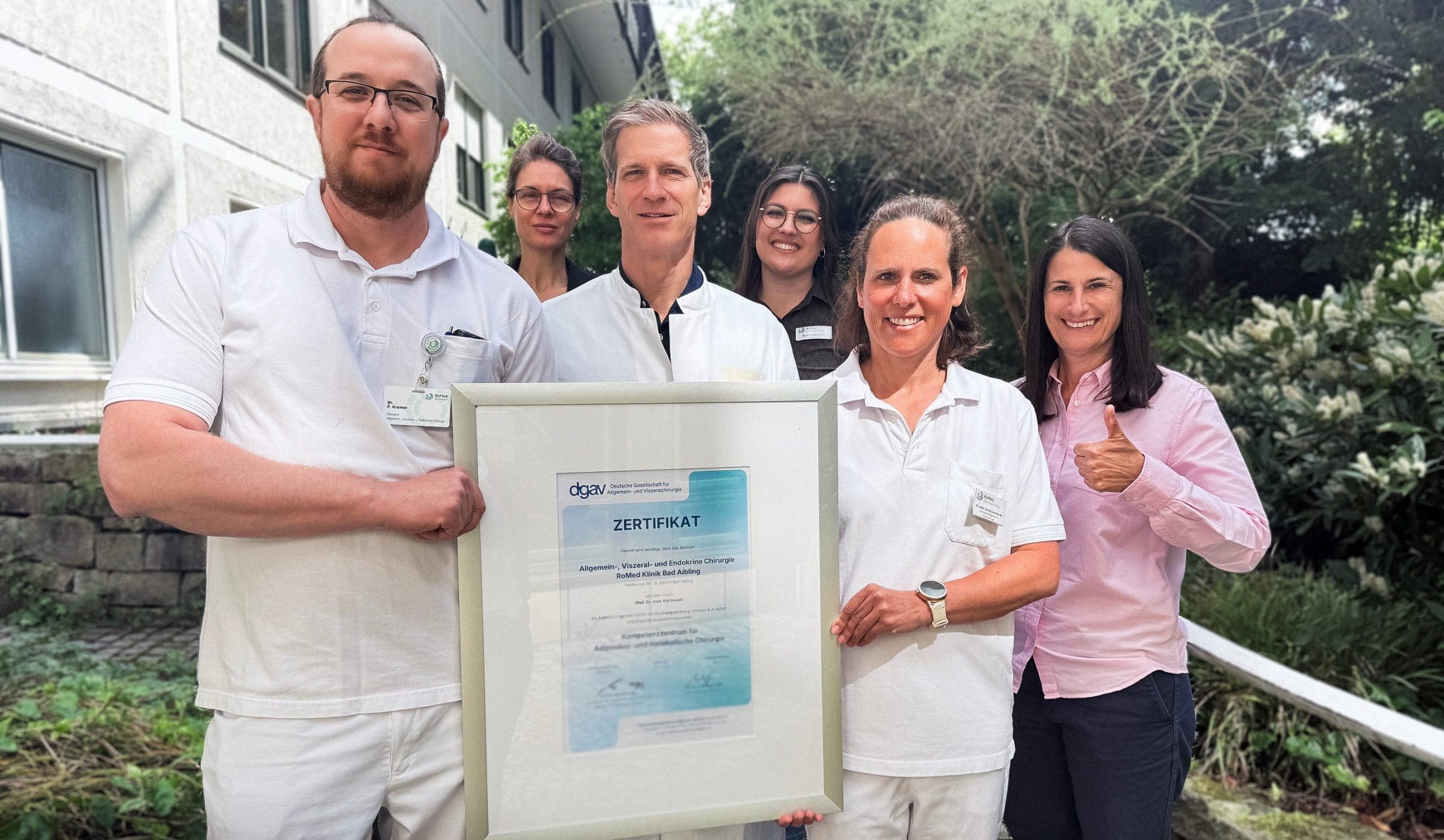 Mit Freude und Stolz präsentieren das Zertifikat „Kompetenzzentrum für Adipositas- und metabolische Chirurgie“ v.l.n.r.: Oberarzt Dr. Pavel Kremer, Dipl-Ökotrophologin Christiane Abel, Chefarzt Prof. Dr. Kai Nowak, Fachkoordinatorin Maria Papadopoulos, Leitende Oberärztin Dr. Sandra Sommerey und Kaufmännische Leiterin Sandra Zabel Copyright RoMed Kliniken