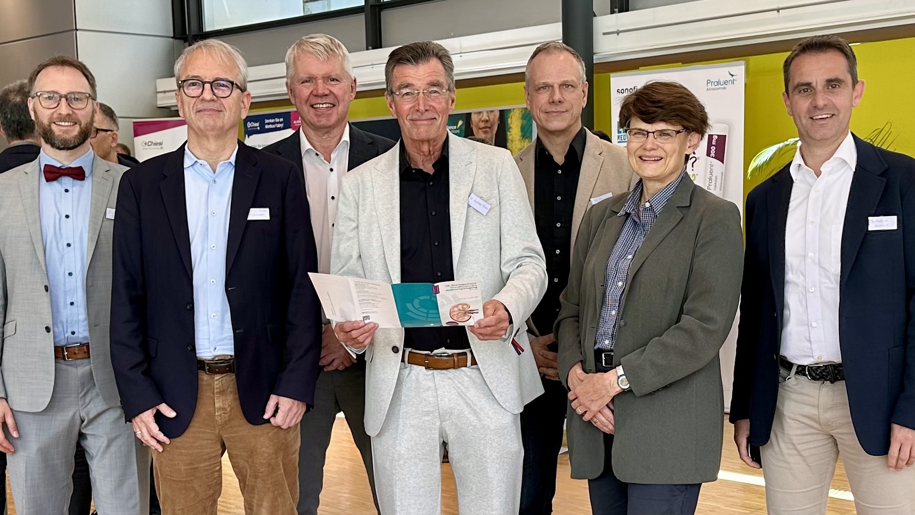 Presse_ROS_Nephrologietag_IMG_4925_PM (von links): Dr. Christian Gebhard, Humangenetiker am MGZ München, Prof. Dr. Michael Fischereder, Chefarzt Nephrologie am LMU Klinikum Großhadern, Univ.-Prof. Dr. Gert Mayer, Rektor der Medizinische Universität Innsbruck; Dr. Andreas Thiele, Leiter der Nephrologie am RoMed Klinikum Rosenheim, Prof. Dr. Hans-Joachim Anders, LMU Klinikum; Prof. Dr. Kerstin Amann, Nephropathologin am Universitätsklinikum Erlangen; Dr. Matthias Nischwitz, Lipidologe DiZ München Nephrocare GmbH Foto: Copyright RoMed Kliniken