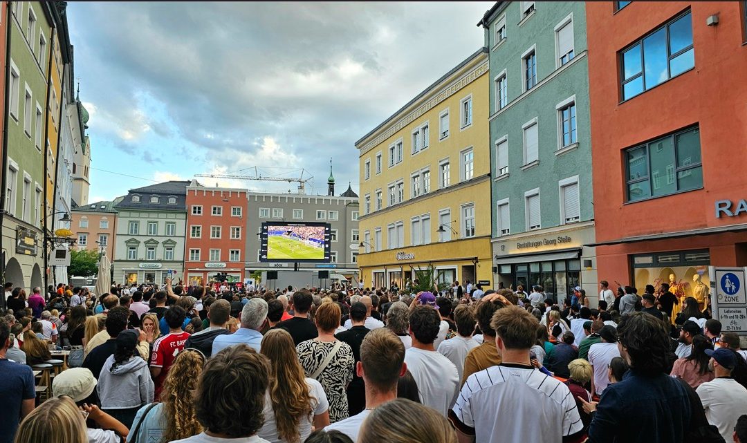 WM-Fußball lockt Hunderte auf den Rosenheimer Ludwigsplatz