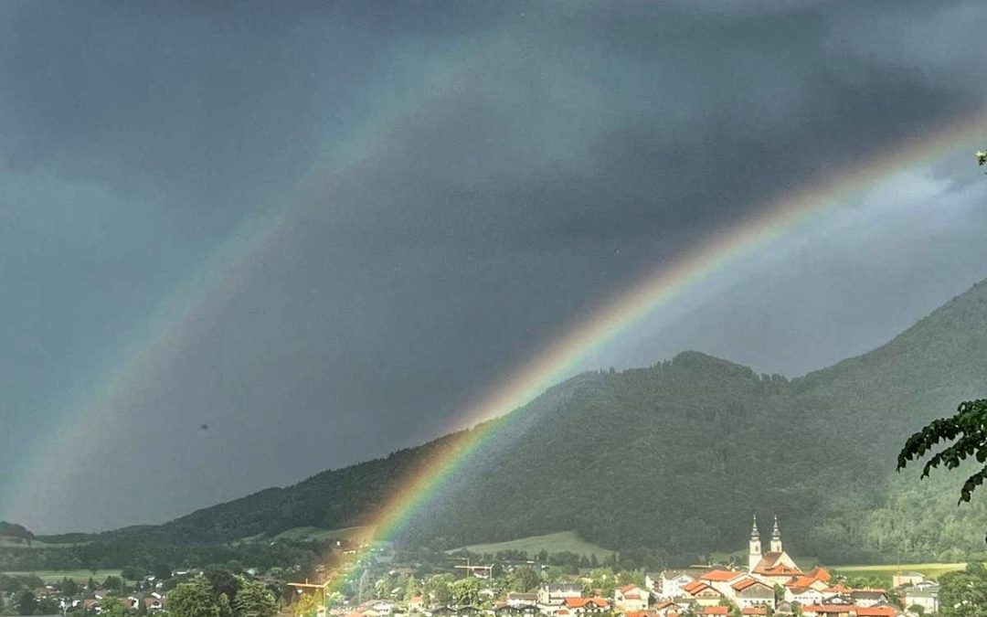 Doppelter Regenbogen über Aschauer Pfarrkirche