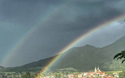 Doppelter Regenbogen über Aschauer Pfarrkirche