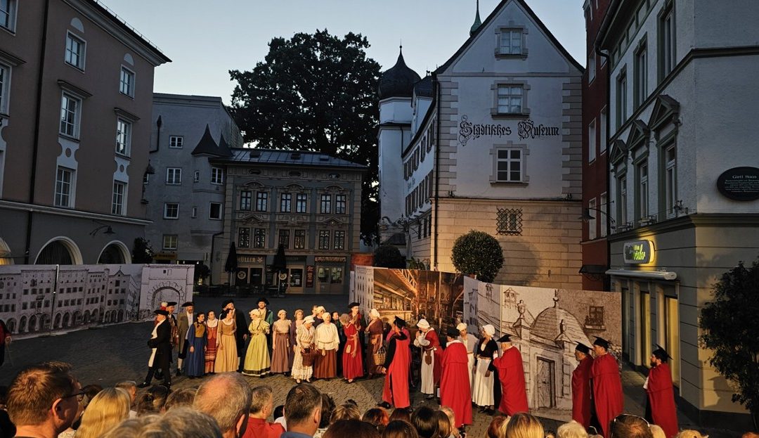 Stadtspiel „Hoch hinaus“ feiert Premiere – und holt eine fast vergessene Rosenheimer Akademie zurück