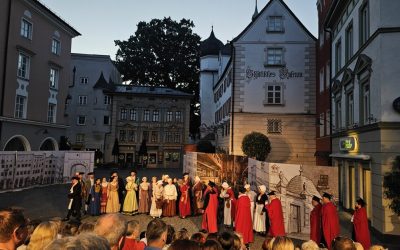 Stadtspiel „Hoch hinaus“ feiert Premiere – und holt eine fast vergessene Rosenheimer Akademie zurück